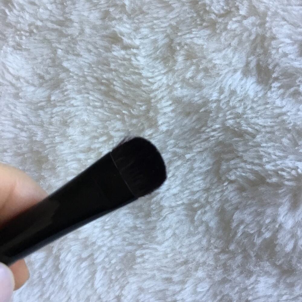 Le Métier de Beauté Large Shadow 05 Brush - Picture 11 of 14